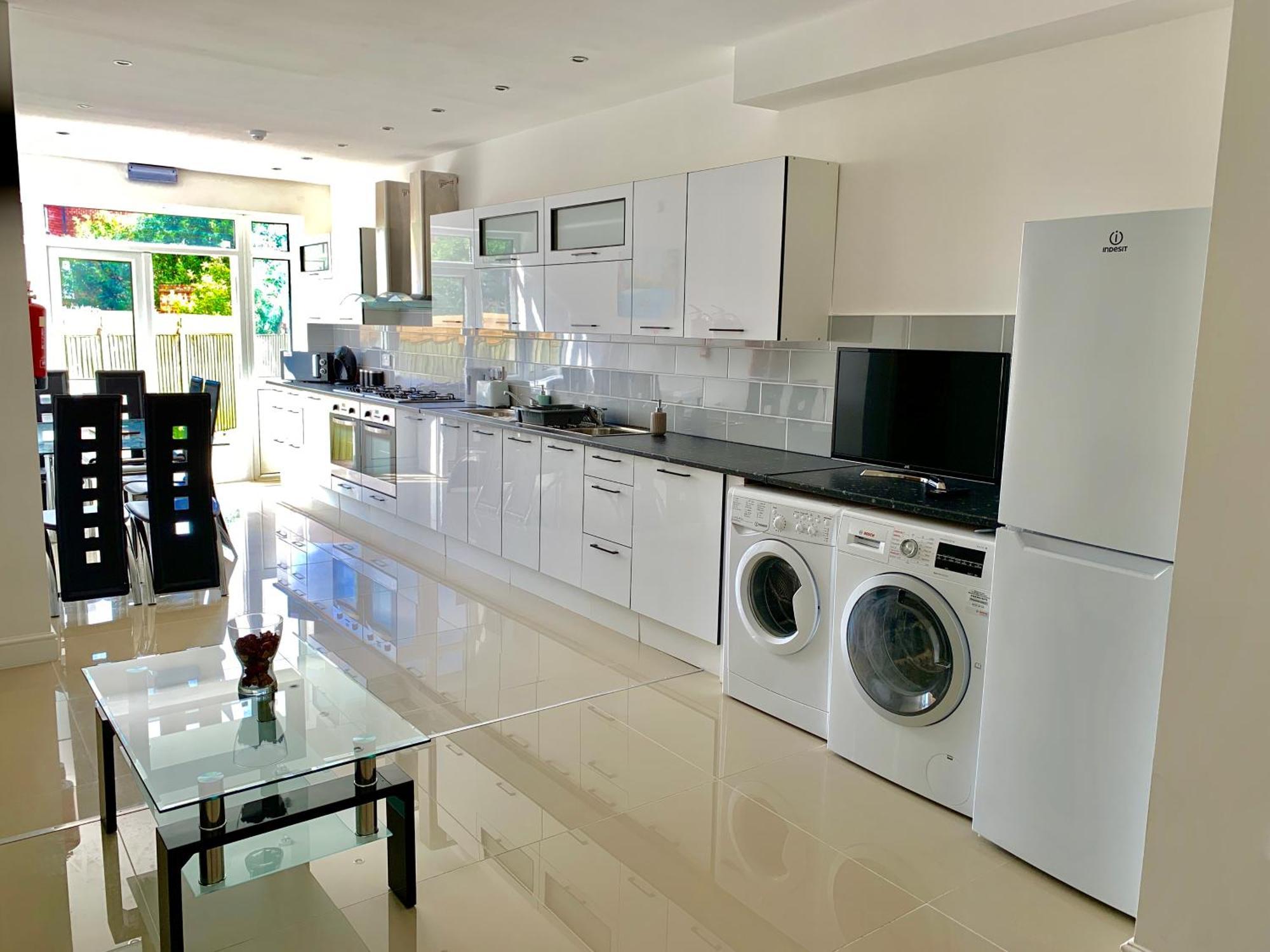 London Studio Apartments, Private Bathrooms And Parking Илфорд Экстерьер фото