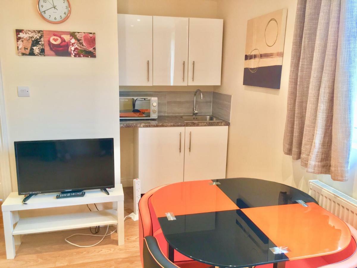 London Studio Apartments, Private Bathrooms And Parking Илфорд Экстерьер фото