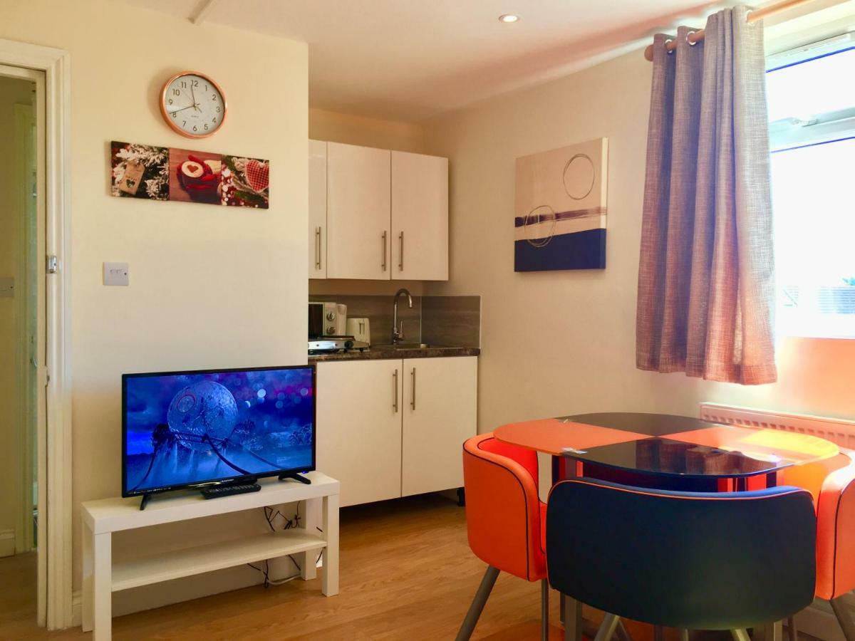 London Studio Apartments, Private Bathrooms And Parking Илфорд Экстерьер фото
