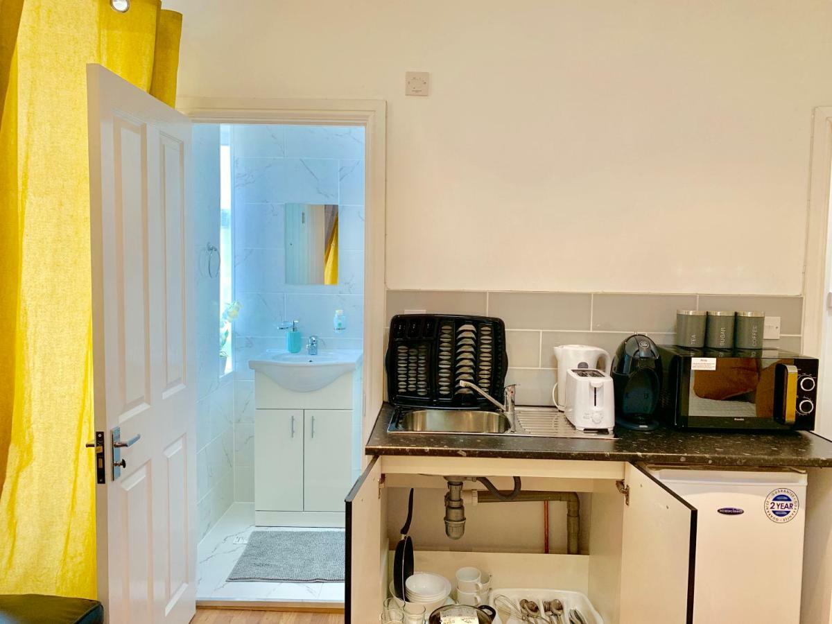 London Studio Apartments, Private Bathrooms And Parking Илфорд Экстерьер фото