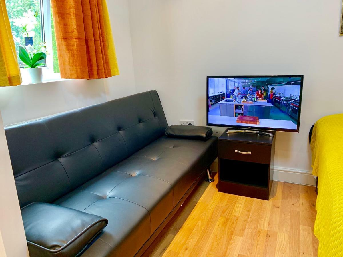 London Studio Apartments, Private Bathrooms And Parking Илфорд Экстерьер фото