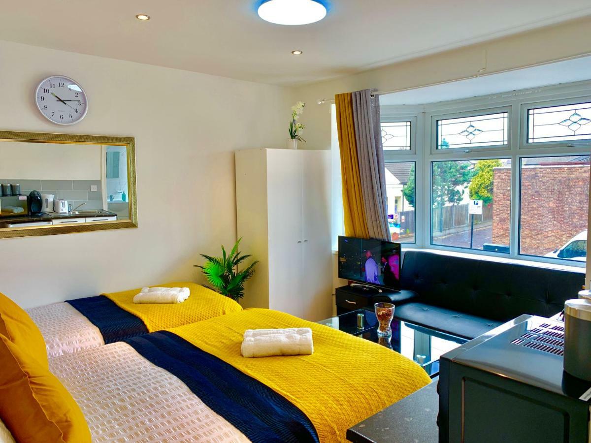 London Studio Apartments, Private Bathrooms And Parking Илфорд Экстерьер фото